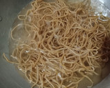 Foto langkah ke 1 dari resep Bekal Anak "Mie Telur Jawa".