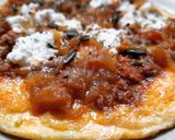 Foto del paso 4 de la receta: Tortilla vaga de boloñesa, ricotta y cebolla caramelizada