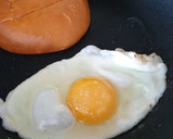 Foto del paso 6 de la receta: Hamburguesa con Huevo a la plancha y pan de Brioche