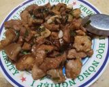 Hình bước làm 3 của món Thịt lợn nấm hương kho tàu hành tỏi