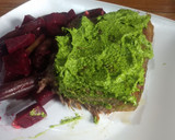 Foto del paso 5 de la receta: Tira de lomo, salsa de perejil y ensalada de remolacha y chaucha