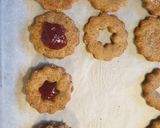 Foto del passaggio 5 della ricetta Linzer cookies vegan e glutenfree
