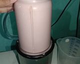 Foto langkah ke 4 dari resep Strawberry Milkshake.