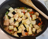 Foto del paso 4 de la receta: Guiso de pollo con berenjena, calabacín y pimientos