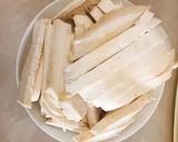 Hình bước làm 1 của món Nấm Hoàng đế xào nội tâm gà