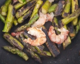 Foto del paso 4 de la receta: Spaguetti con Trigueros y Gambones al Pesto de Salmón