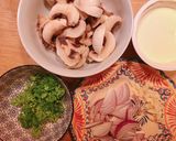 Hình bước làm 1 của món Ravioli Sốt Kem Nấm Topping Cá Hồi Xông Khói & Trứng Cá Caviar