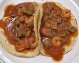 Foto del paso 5 de la receta: Camarones con nopales en salsa de chile guajillo