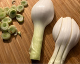 Foto del paso 2 de la receta: Revuelto de espárragos trigueros y cebollita tierna, al vino blanco