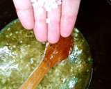 Foto del paso 7 de la receta: Merluza en salsa verde con guarnición de gambas y champiñones