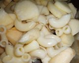 A picture of step 2 of Macaroni Cream Fruit chat.