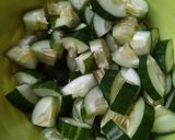 Foto langkah ke 2 dari resep Tumis Timun Tongkol Pedas.
