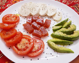 Foto del paso 5 de la receta: Ensalada de tomate y aguacate con mozzarella y membrillo