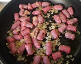 Foto del paso 2 de la receta: Saltenada de salchichas frescas con bacon y champiñón
