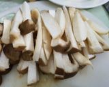 Hình bước làm 1 của món Nấm đùi gà kho nước tương