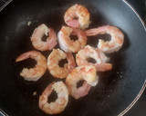 Foto del paso 4 de la receta: Patatas aliñadas con langostinos