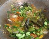 Foto langkah ke 3 dari resep Cabe hijau ikan asin campur pete.