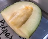 Une image de l'étape 1 de Salade de pastèque et melon vert au jus de cerises.