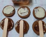 Foto del paso 2 de la receta: Chupetines con galletitas