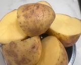 A picture of step 1 of Lasaniya Bhungla Batata🥔🌶️🧄🍅Kathiyawadi Garlicky Potato Curry Served with Piped fryums😋.
