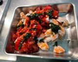 Une image de l'étape 7 de Salade de crevettes sauvages aux tomates, coriandre et citron.