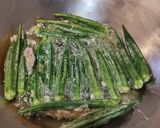 A picture of step 2 of Fried Okra with Minced Fish.