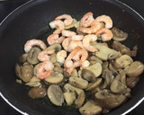 Foto del paso 5 de la receta: Tallarines de konjac con champiñones, langostinos y salsa de espinacas