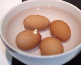 รูปขั้นตอนการทำที่ 2 ของ ยำไข่ต้ม + หมูสับ เห็ดชิเมจิ