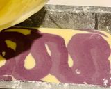 Foto del passaggio 5 della ricetta Plum-cake marmorizzato al mirtillo nero con ganache di cioccolato bianco