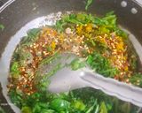 A picture of step 4 of पालक शिमला मिर्च की साग.