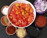 पिझ्झा विथ व्हाईट & रेड सॉस विदाऊट ओवन (no oven pizza recipe in marathi) रेसिपी स्टेप 2 फोटो