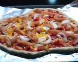 Foto del paso 7 de la receta: Pizza casera San Valentín (pollo, pimientos y cebolla)