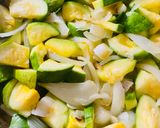 Foto del paso 2 de la receta: TORTA PASCUALINA DE ZAPALLITOS Y BERENJENAS 🍆 🍋🟩🧅🫑🌶️🍻🍽️🍷