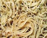 A picture of step 5 of Spaghetti Aglio e Olio.