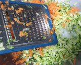 Foto del paso 2 de la receta: 🥧Pastel de calabacín 🥒y zanahorias 🥕 ralladas 🍅🧀