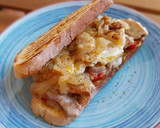 Foto del paso 9 de la receta: Bocata de secreto ibérico gratinado, pimiento asado y huevo frito con cebolla caramelizada