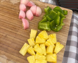 Foto del paso 2 de la receta: Brochetas de salmón fresco con piña y verduritas