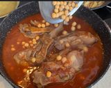 Foto del paso 7 de la receta: Manitas de cerdo en salsa con garbanzos