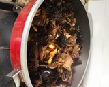 Foto del paso 3 de la receta: Pollo con hongo negro