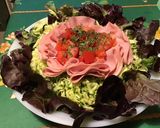 Une image de l'étape 10 de Salade de feuille de chêne aux tomates, courgettes et mortadelle de Bologne.