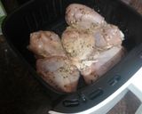 Foto del paso 3 de la receta: Muslos de pollo asados en freidora de aire con papas arrugas y mojo