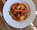 Foto del paso 12 de la receta: Albóndigas y butifarra con chipirones, patatas y zanahorias baby