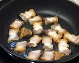 รูปขั้นตอนการทำที่ 3 ของ หมูกรอบผัดกะหล่ำปลีเห็ดเข็มทอง