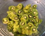 Une image de l'étape 3 de Compote de kiwis et pêches de vigne à la noix de coco.