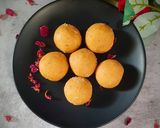 A picture of step 5 of Besan ke ladoo.