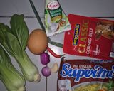 Foto langkah ke 1 dari resep Mie instan santan kornet pakcoy telur sederhana enak.