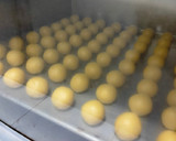 Foto langkah ke 3 dari resep Putri Salju Keju Lumer.