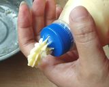 Foto langkah ke 2 dari resep Kue kecipir cetak pake spuit tutup botol.