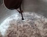 A picture of step 3 of Oreo milkshake.