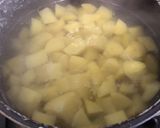Une image de l'étape 3 de Salade marinée de pommes de terre au porc, oignons nouveaux et tomates orange.